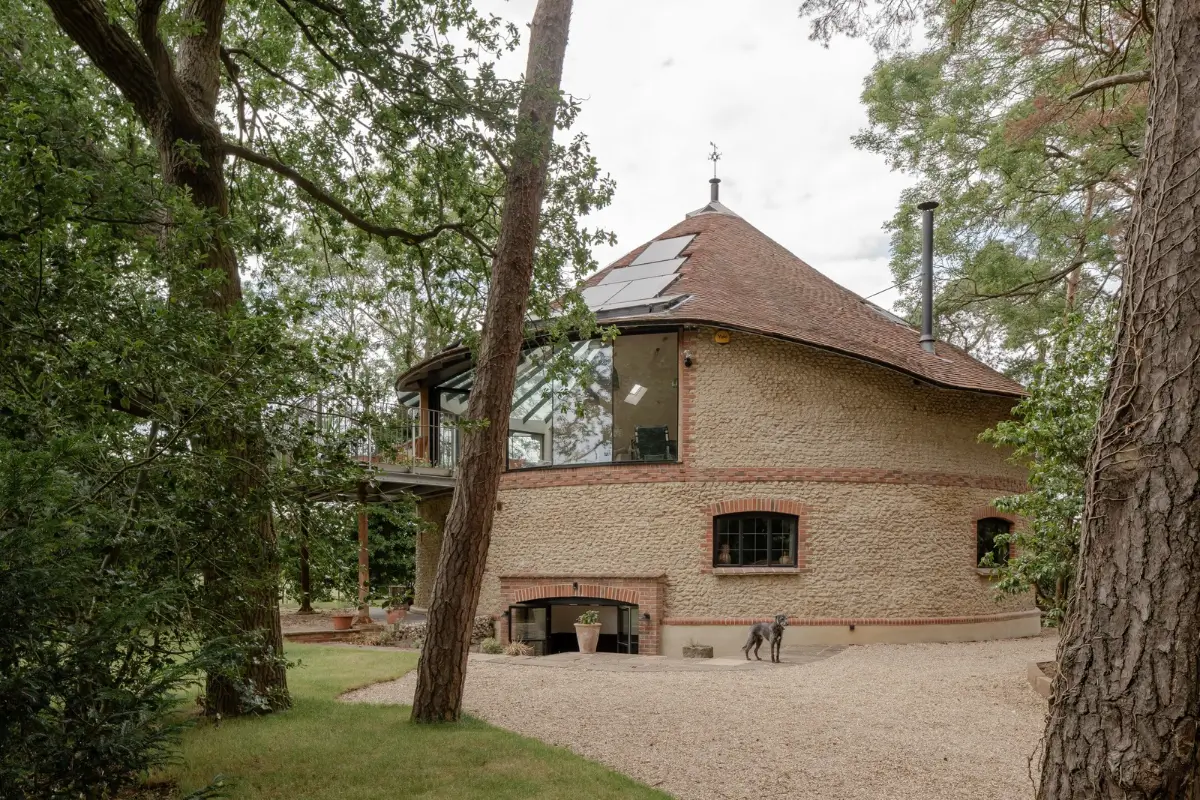 The Roundhouse: A Sustainable Five-Bedroom House in the Hertfordshire Countryside 1 the roundhouse england33