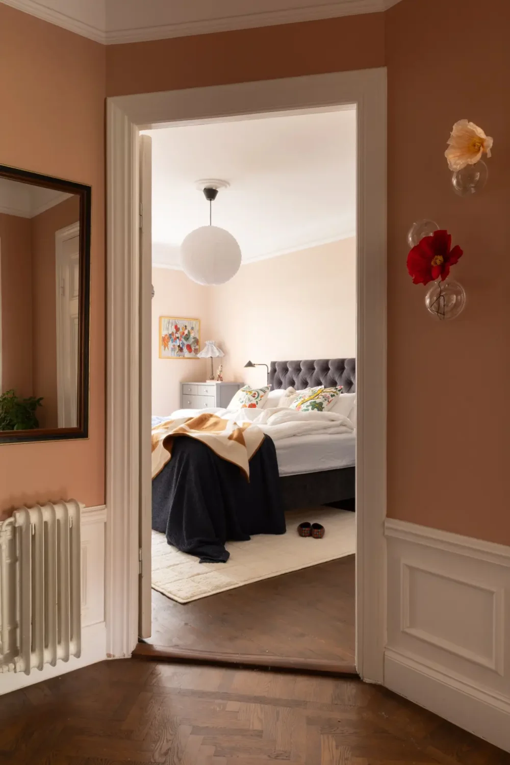 A Warm Color Palette in a Cozy 1920s Apartment in Stockholm 18 c