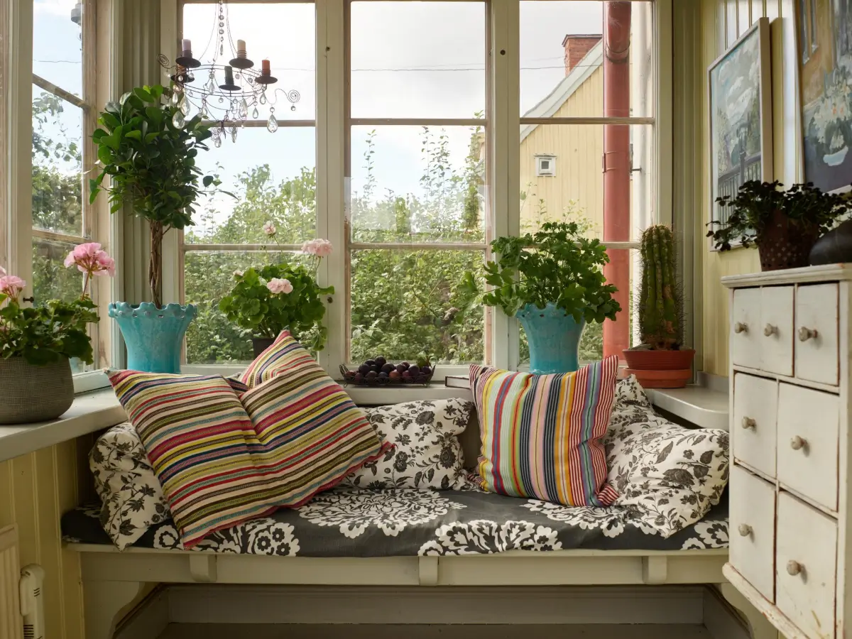 A Well-Preserved 1920s House with a Green Kitchen in Stockholm 40 window seat