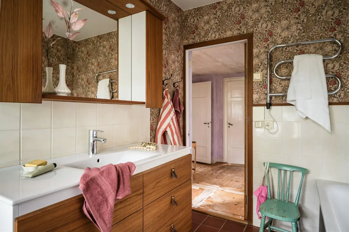 A Cozy Early 20th-Century Home with Views of Lake Mälaren in Sweden 26 wooden bathroom vanity
