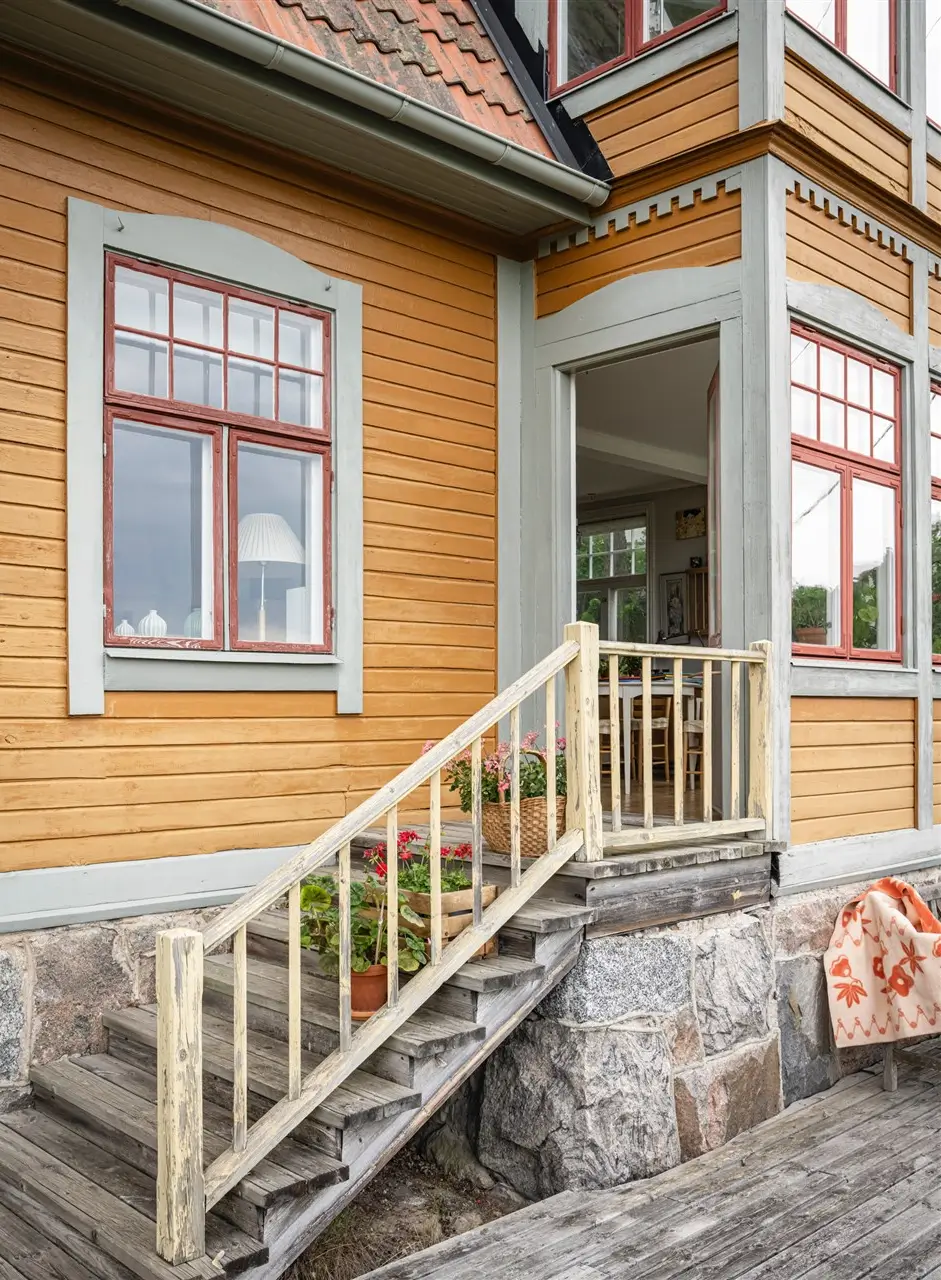 A Cozy Early 20th-Century Home with Views of Lake Mälaren in Sweden 36 wooden stairs historic swedish villa