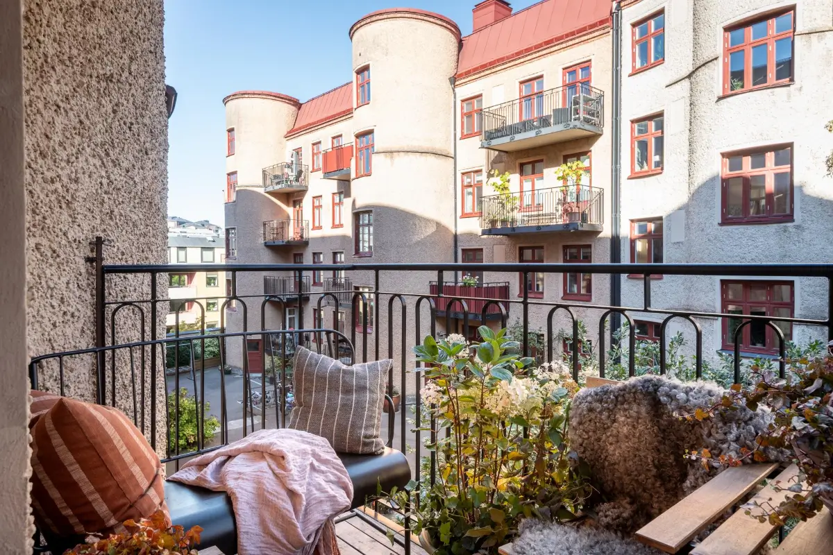 William Morris Wallpapers and Period Features in a Gothenburg Apartment 31 balcony