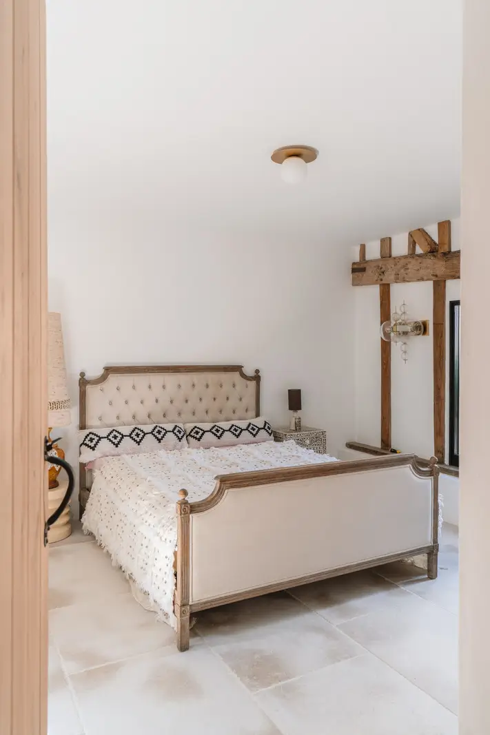 A Restored 18th-Century Barn in Blends Heritage and Modern Harmony 17 barn-conversion-england13