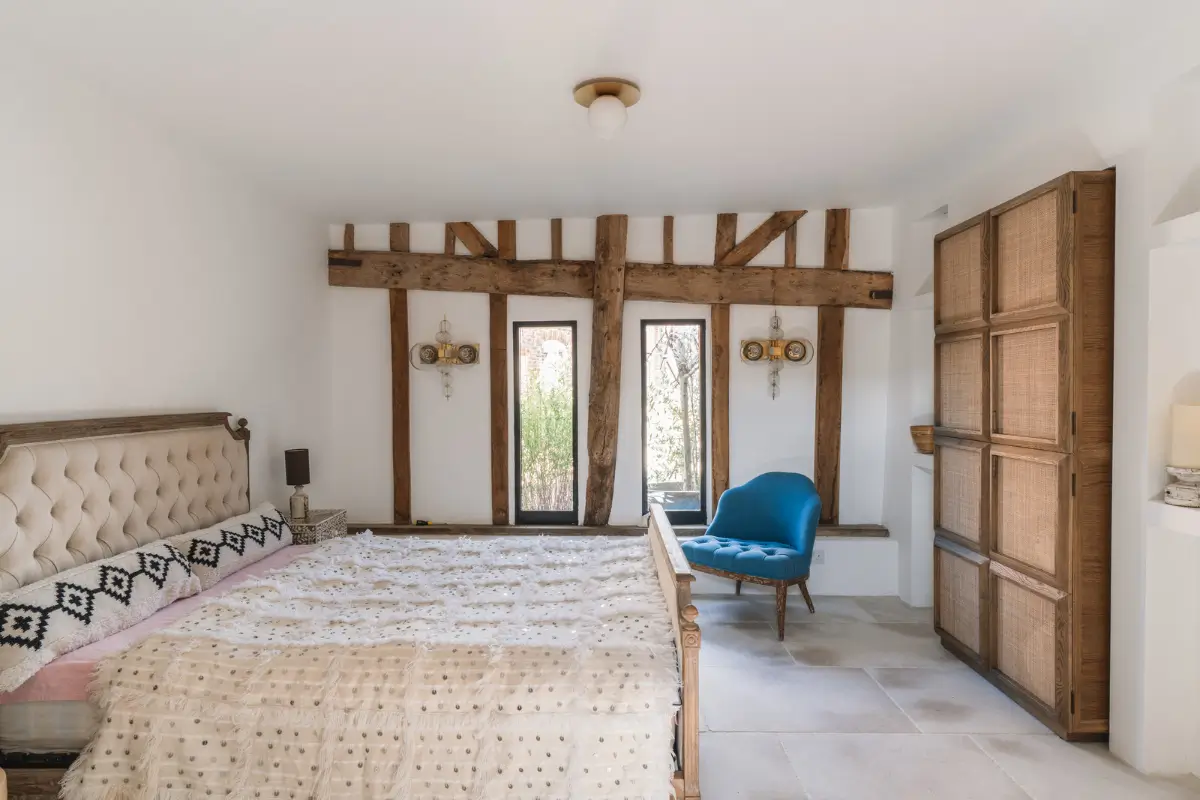 A Restored 18th-Century Barn in Blends Heritage and Modern Harmony 18 barn-conversion-england14