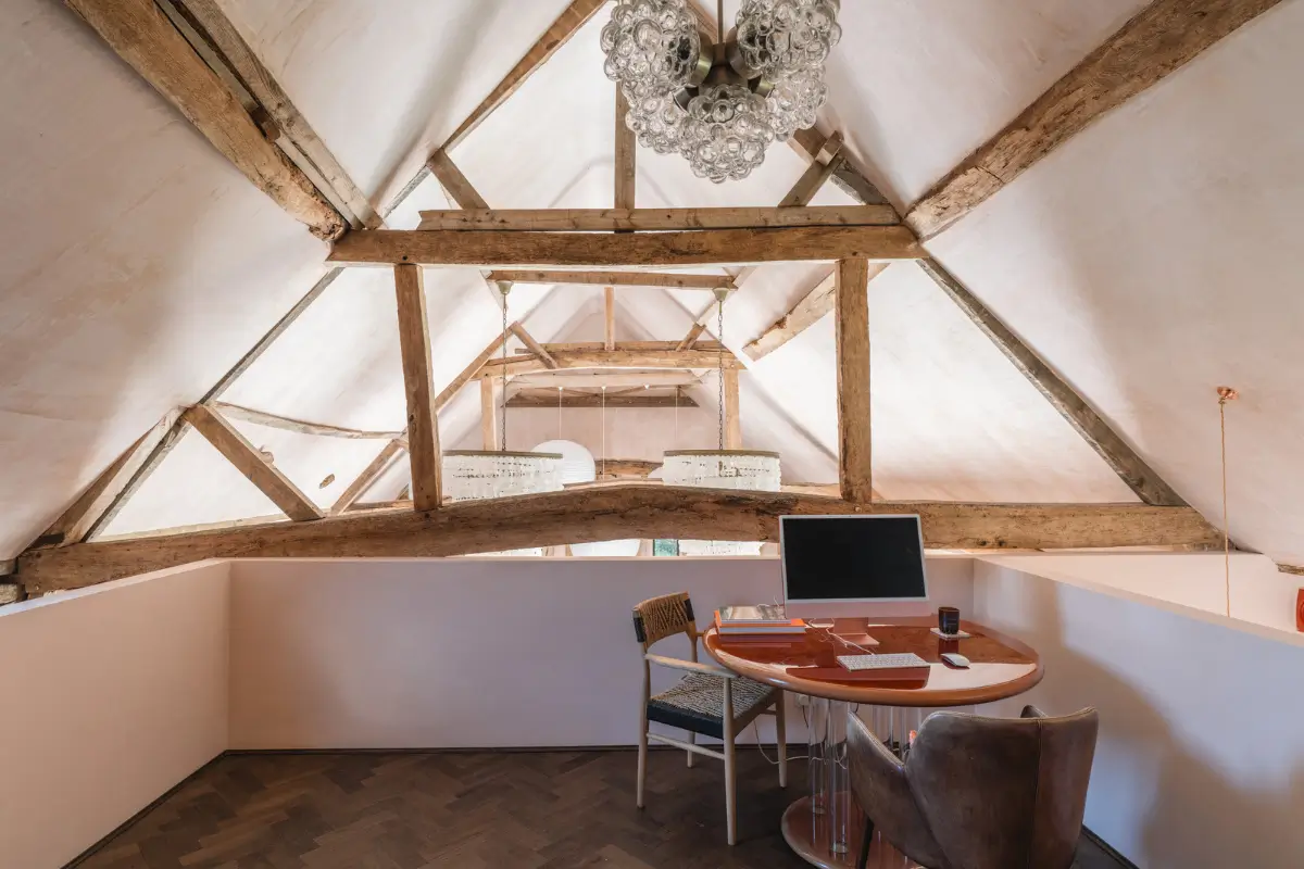 A Restored 18th-Century Barn in Blends Heritage and Modern Harmony 13 barn-conversion-england15