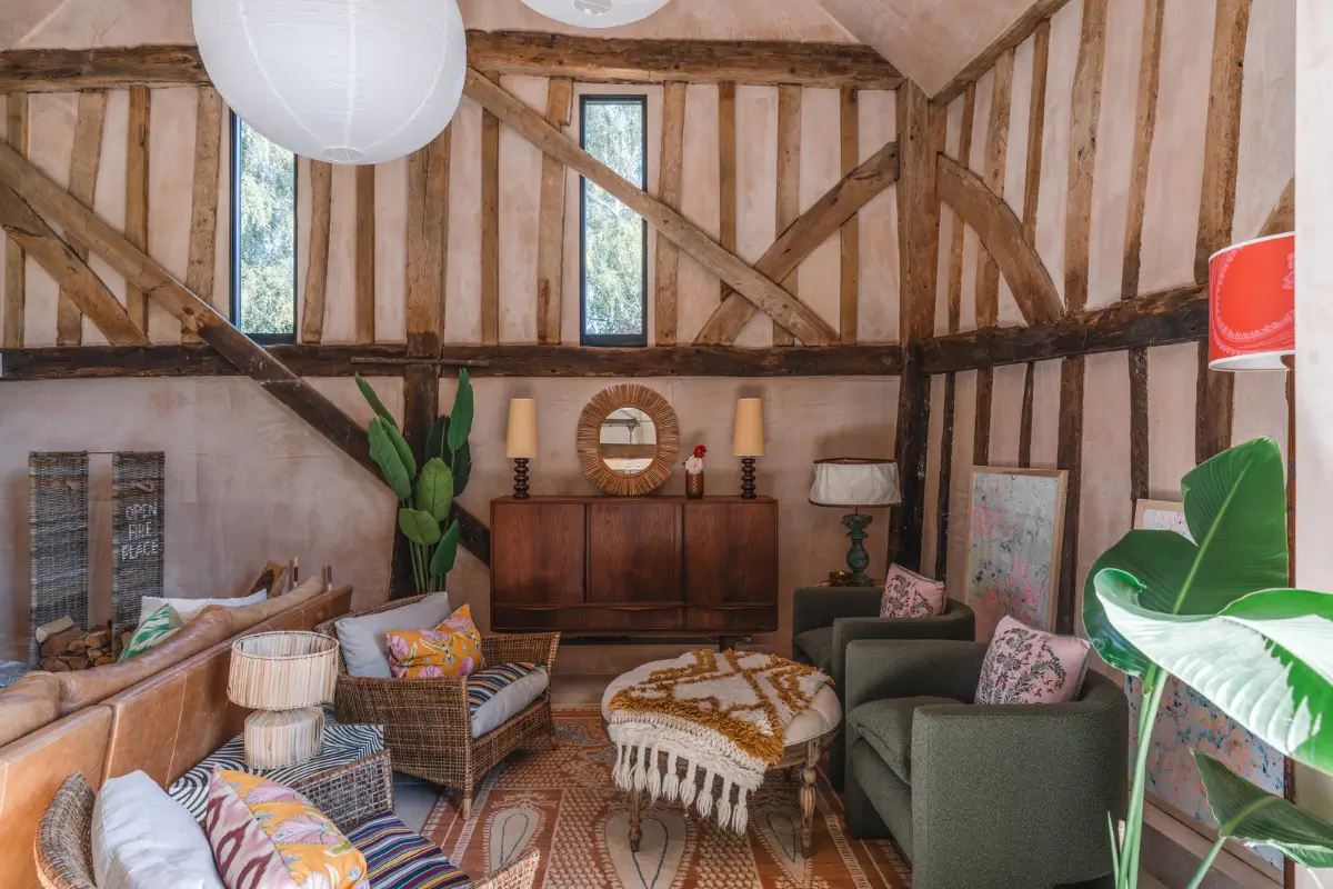 A Restored 18th-Century Barn in Blends Heritage and Modern Harmony 3 barn-conversion-england23