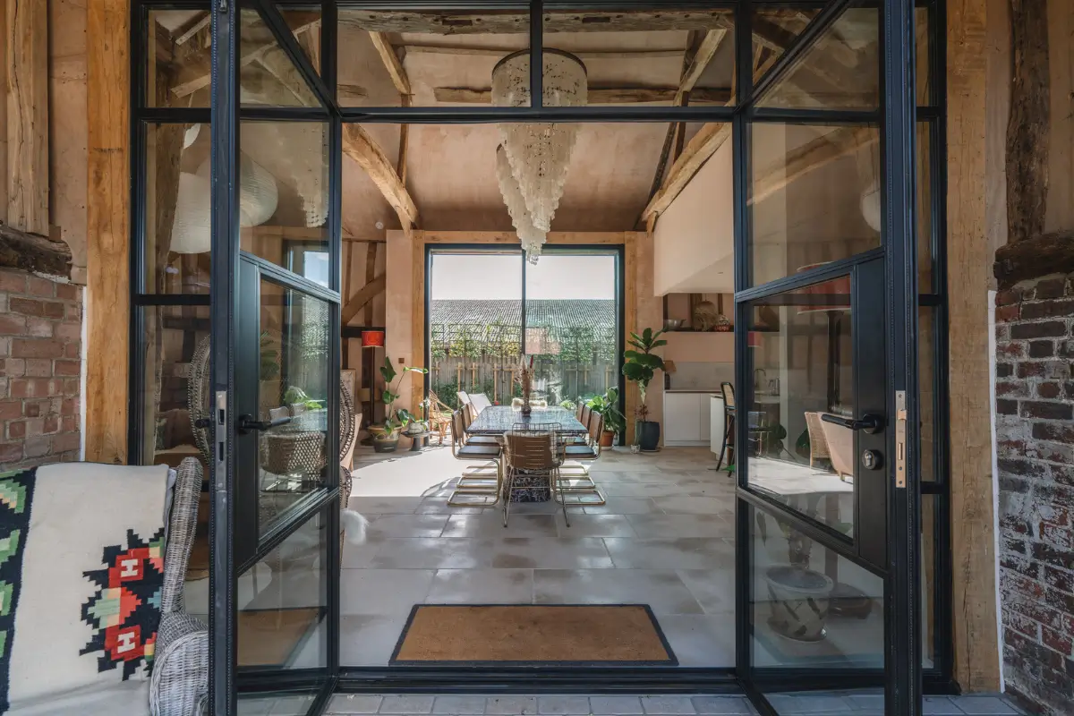 A Restored 18th-Century Barn in Blends Heritage and Modern Harmony 28 c
