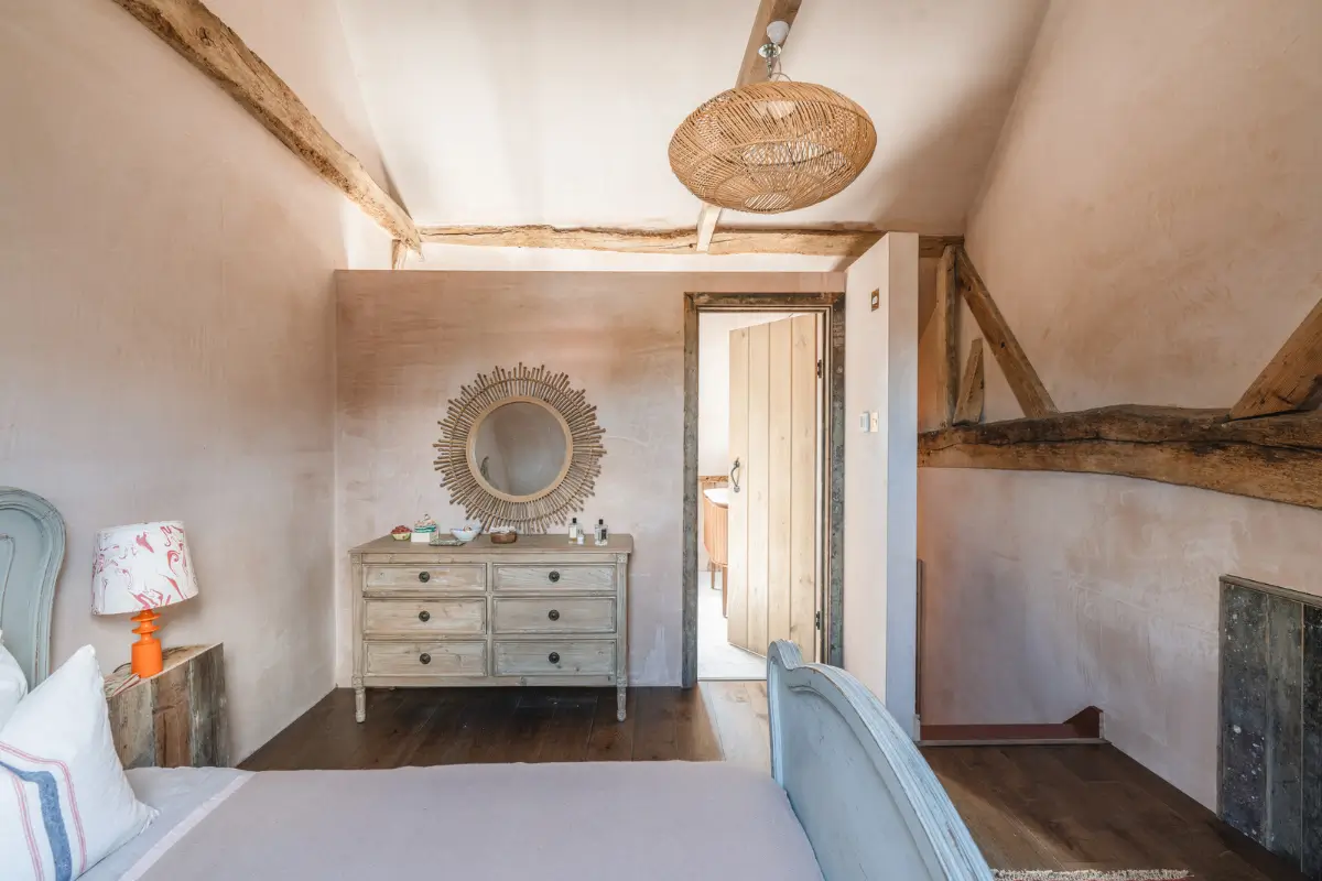 A Restored 18th-Century Barn in Blends Heritage and Modern Harmony 21 barn-conversion-england7