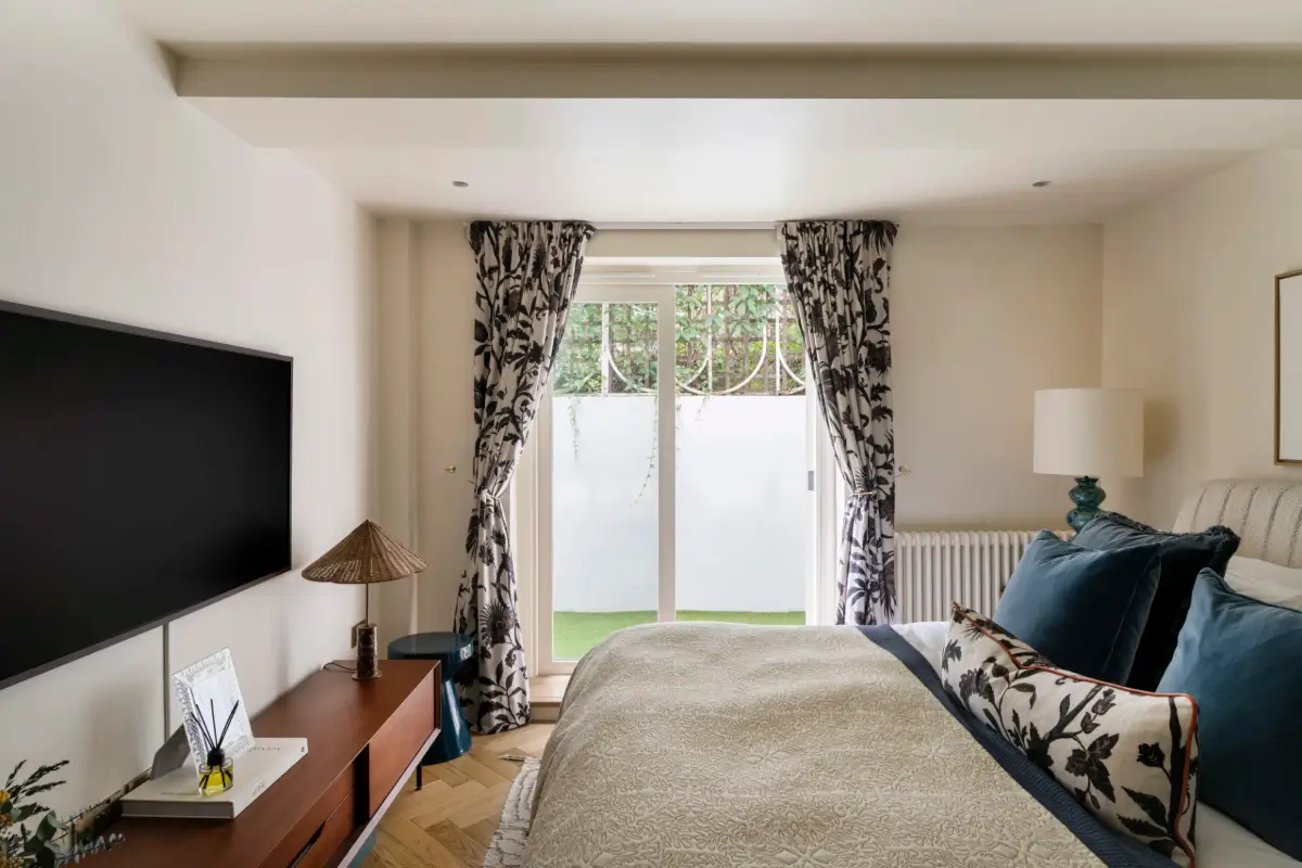 A Notting Hill Duplex Pairs Art and Victorian Architecture 12 basement-bedroom-london-townhouse