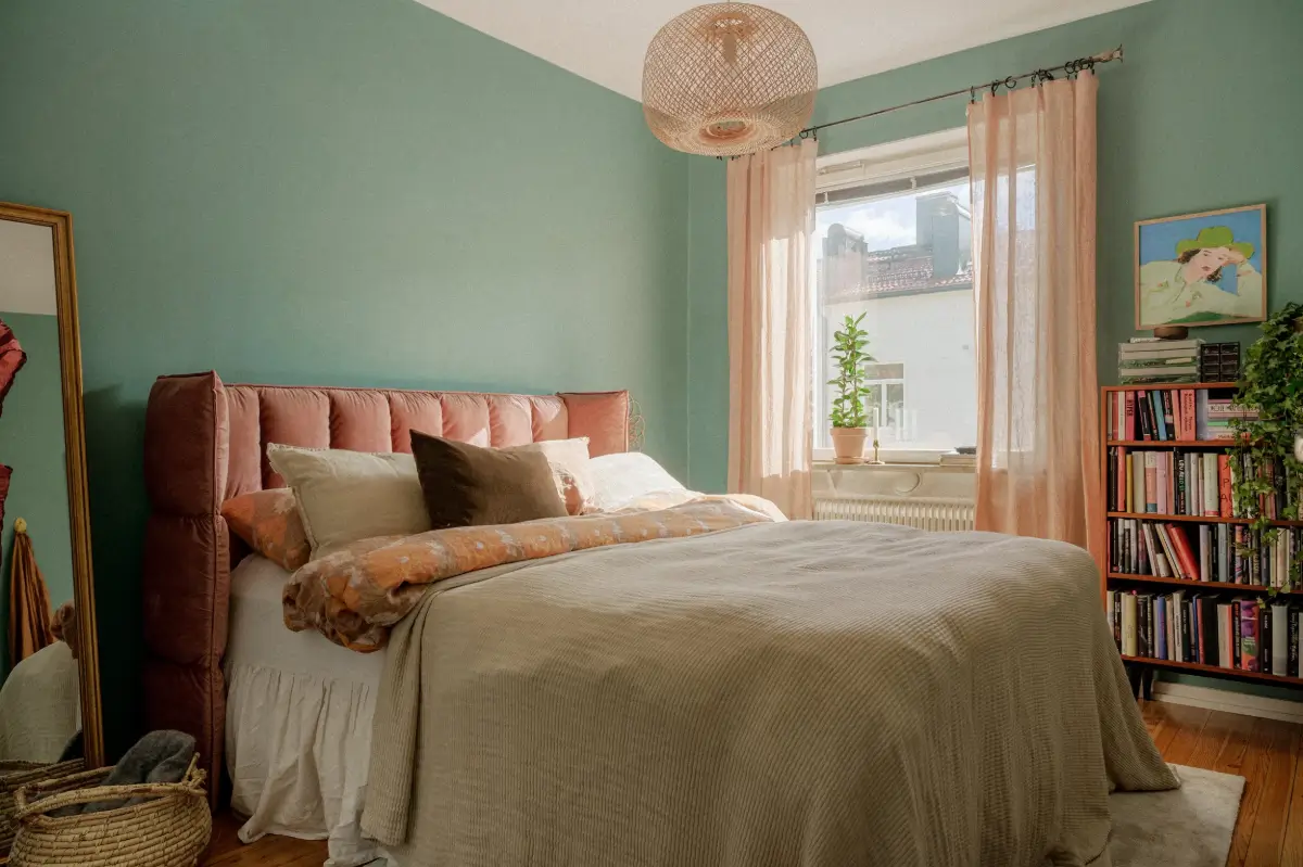 Green Tones and Period Elements in a 1940s Apartment 11 bedroom pink headboard