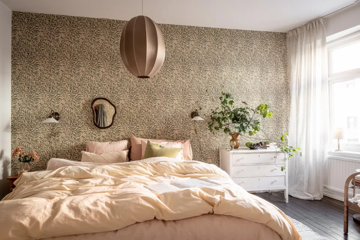 William Morris Wallpapers and Period Features in a Gothenburg Apartment 20 bedroom william morris wallpaper pink bedding