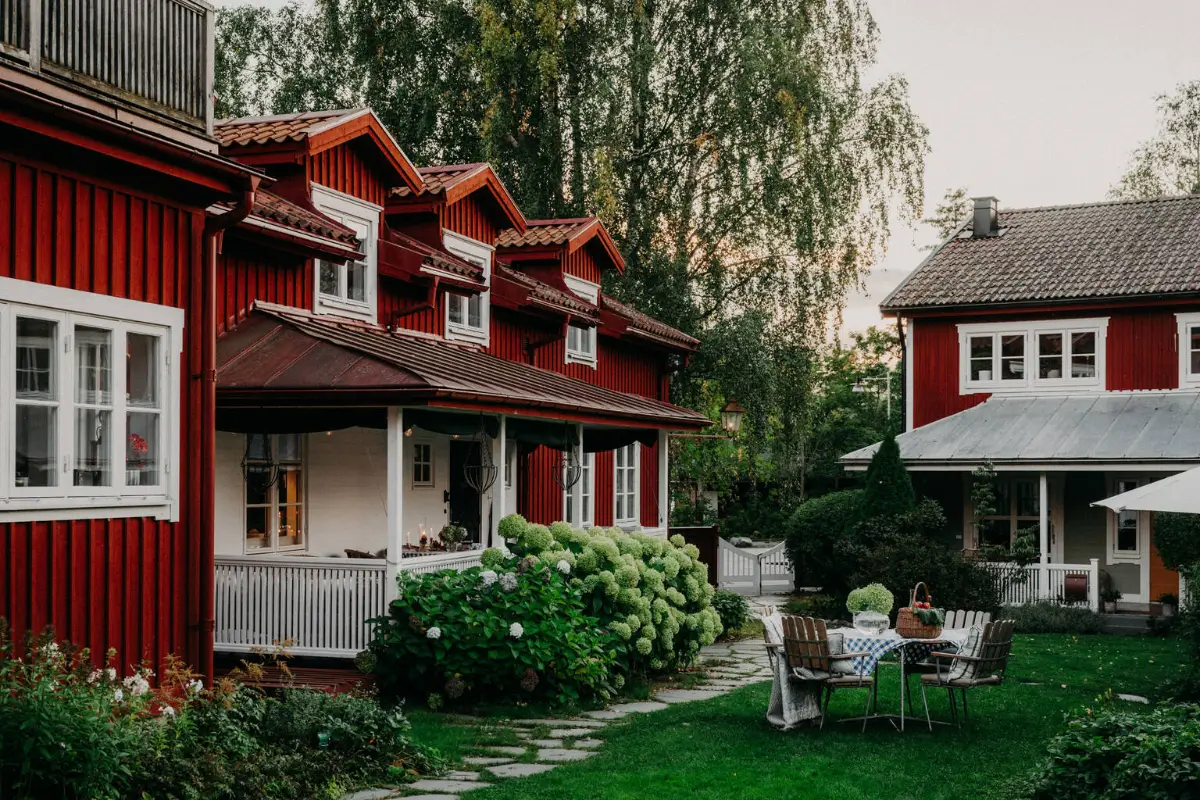 Best of 2025: Balconies and Gardens 4 charming-courtyard-family-home-sweden-nordroom58