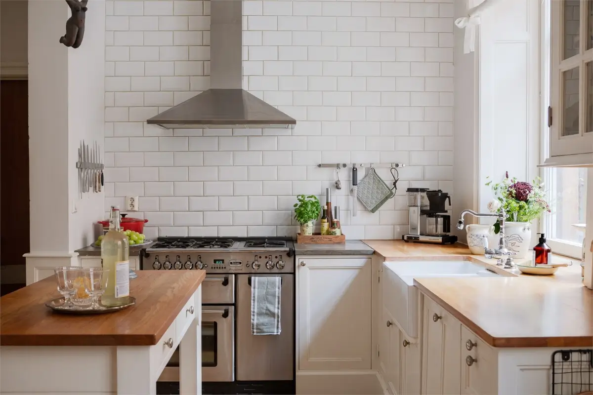 classic white kitchen subway tiles