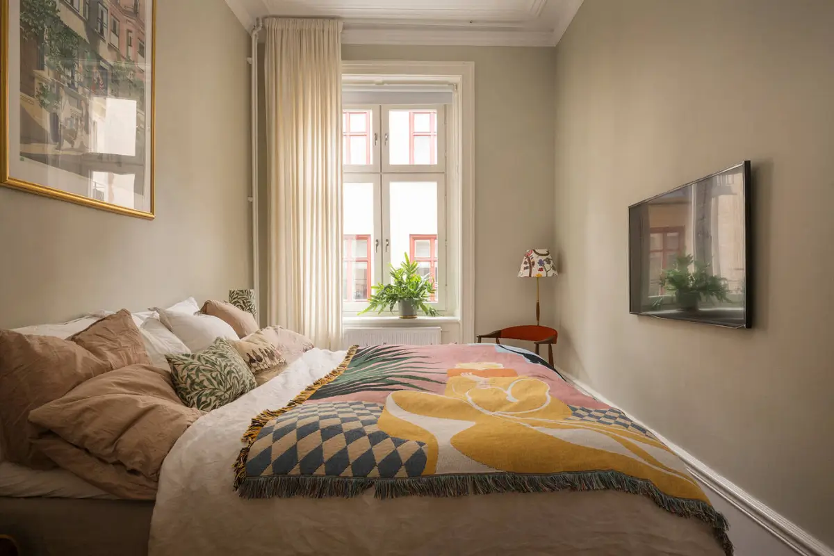 A Stylish Beige Apartment with a Light Blue Kitchen 23 dark beige bedroom colorful throw