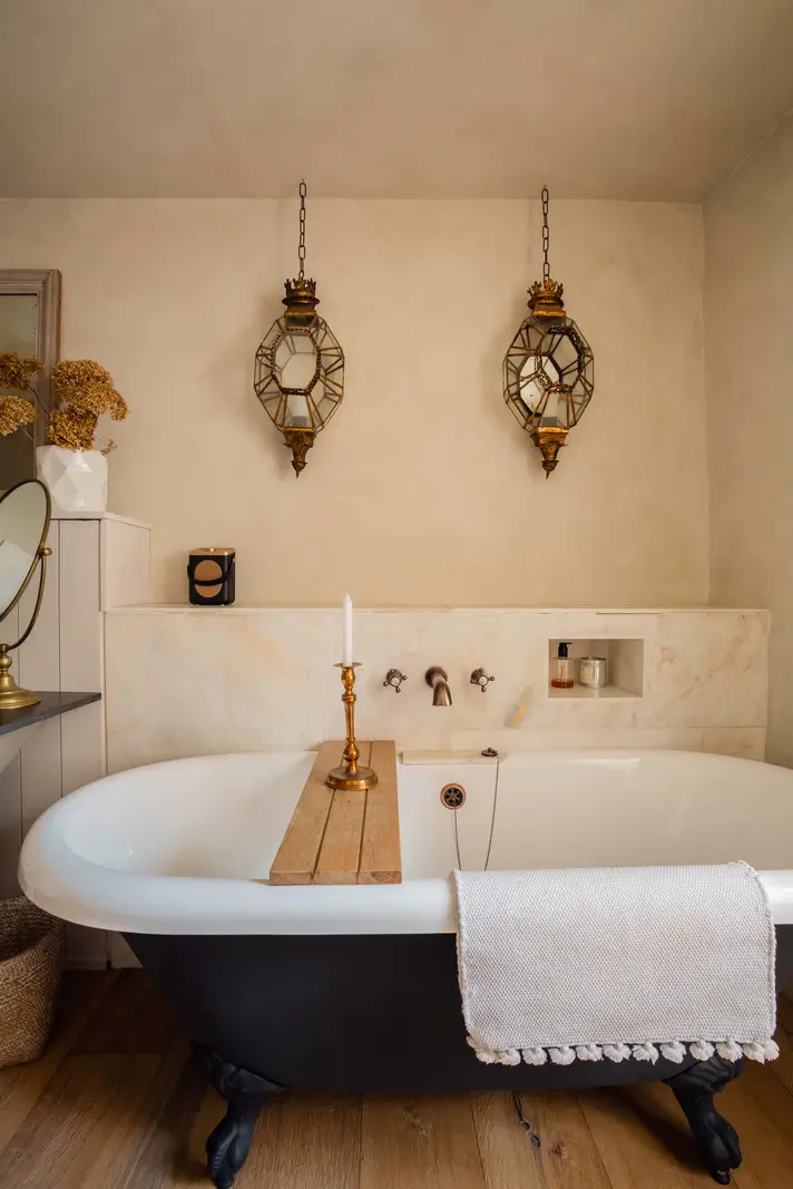 Lime Paint and Cozy Rooms in a Charming English Cottage 25 freestanding bath plaster walls nordroom