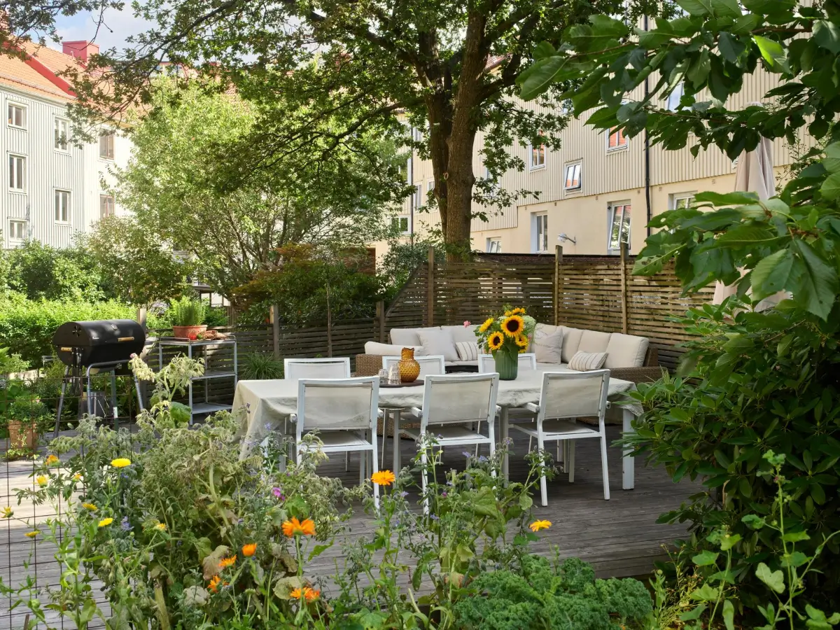 Gray Tones and High Ceilings in a Cozy Swedish Duplex Apartment 36 garden table and seating