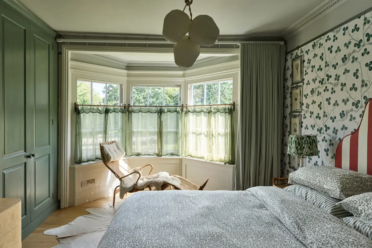Best of 2025: Bedrooms 21 green bedroom bay window clover wallpaper red striped headboard nordroom