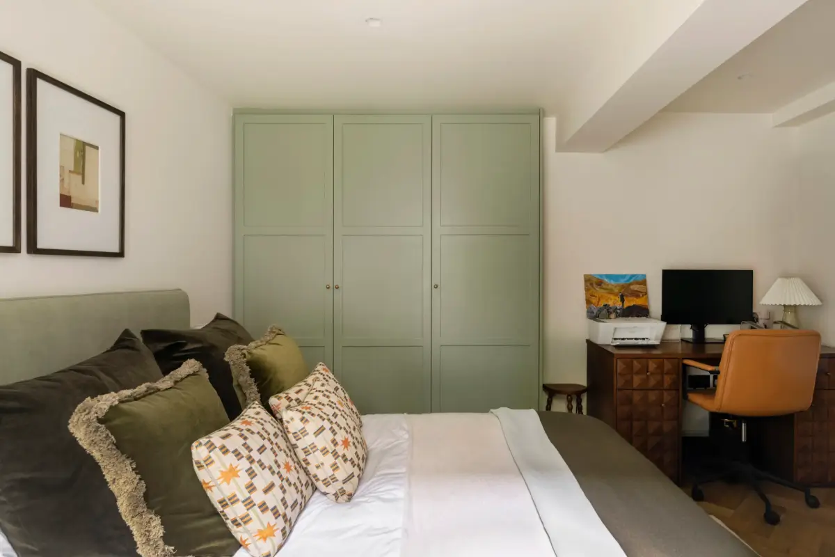 A Notting Hill Duplex Pairs Art and Victorian Architecture 15 green-color-accents-bedroom-with-desk