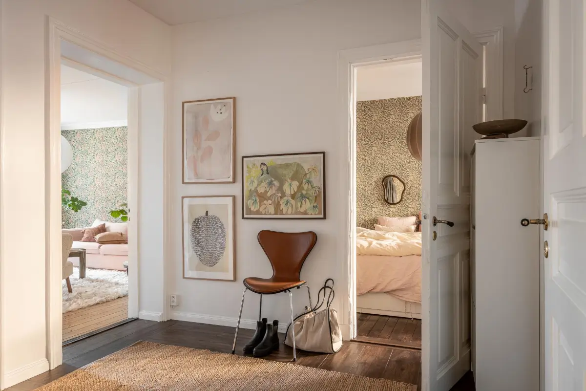 William Morris Wallpapers and Period Features in a Gothenburg Apartment 19 hall paintings