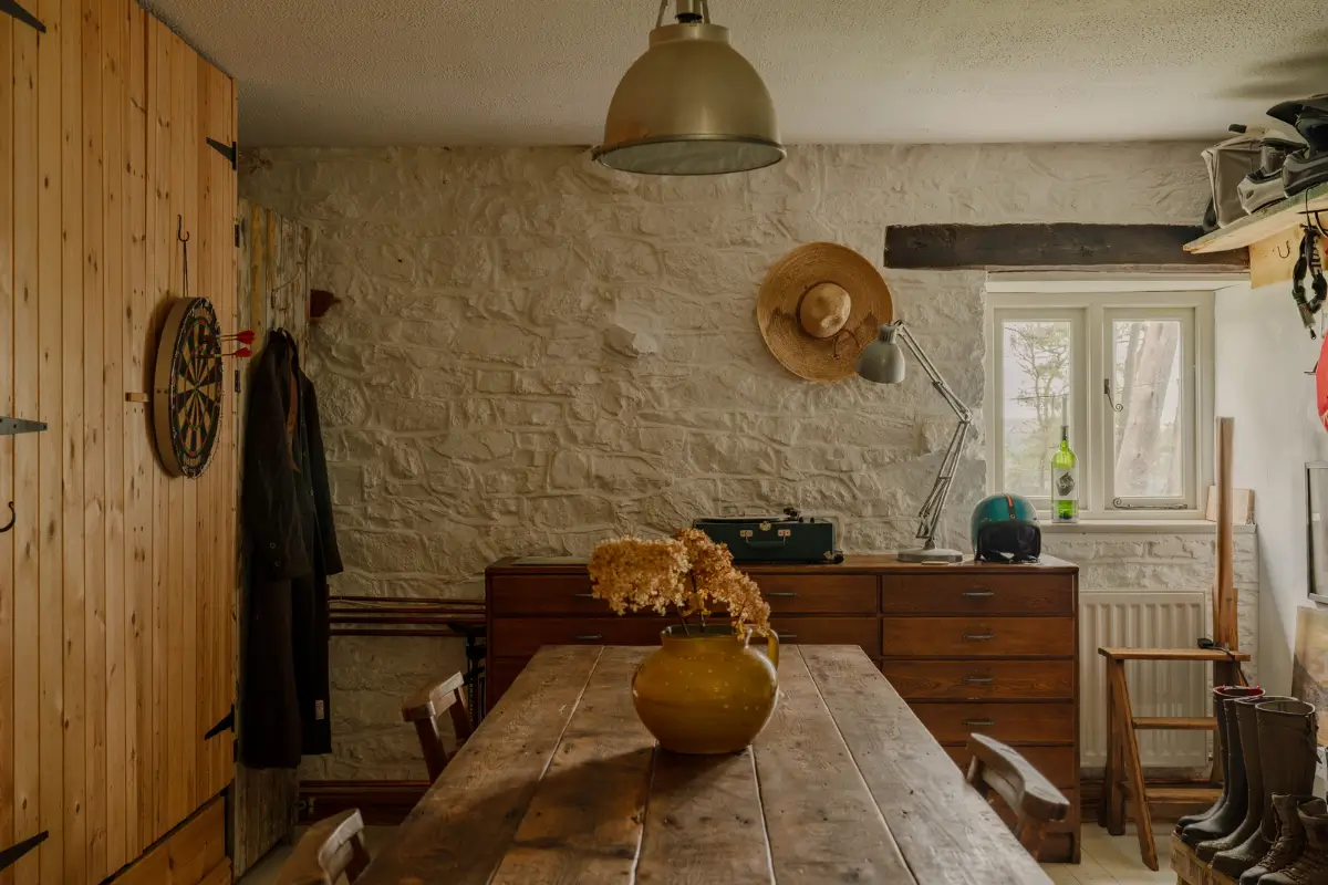 A Restored Welsh Longhouse Where Centuries of Craft Meet Contemporary Calm 12 c