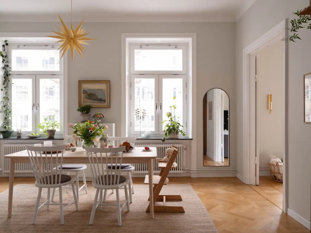 A Light and Spacious Corner Apartment in a 19th-Century Building 13 c