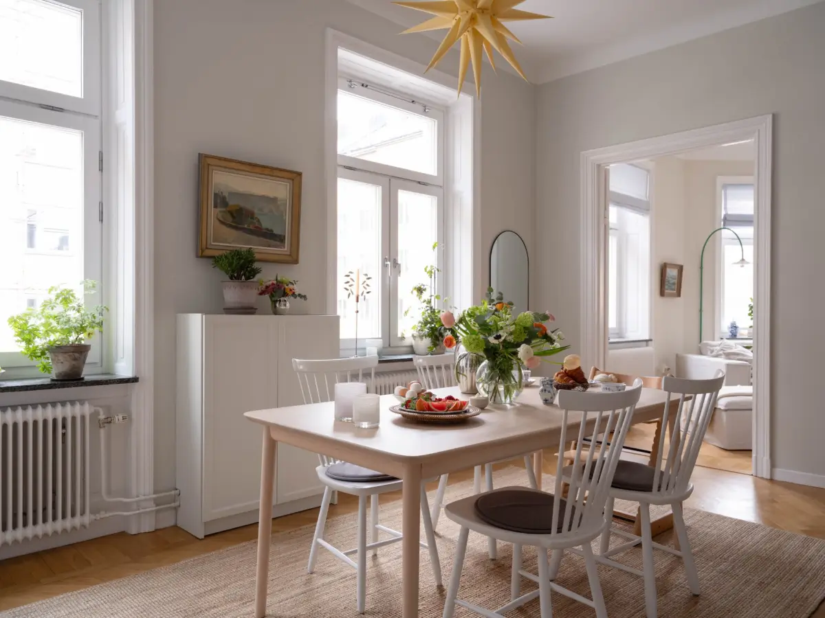 A Light and Spacious Corner Apartment in a 19th-Century Building 14 kitchen dining table