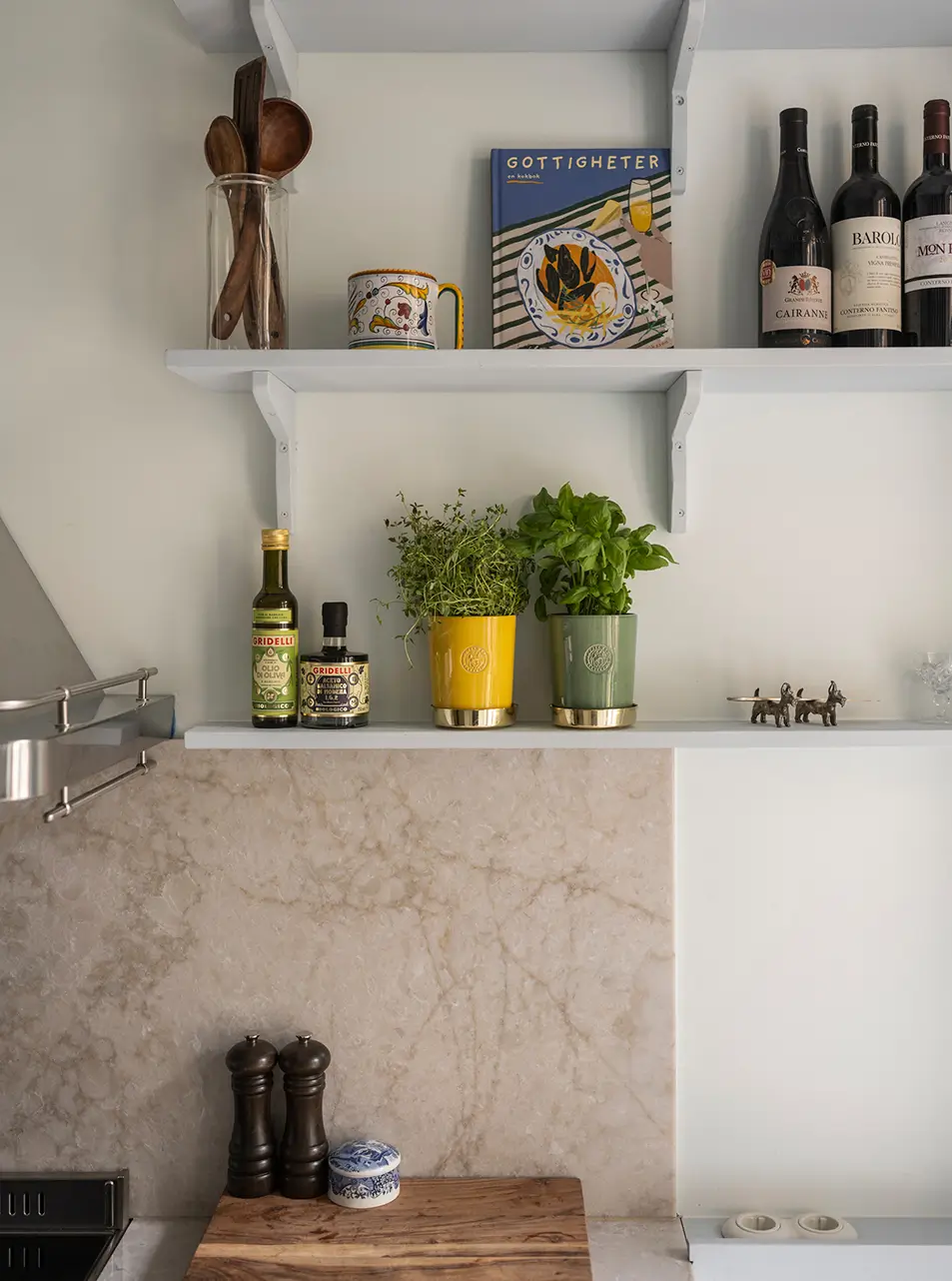 A Stylish Beige Apartment with a Light Blue Kitchen 15 kitchen shelves