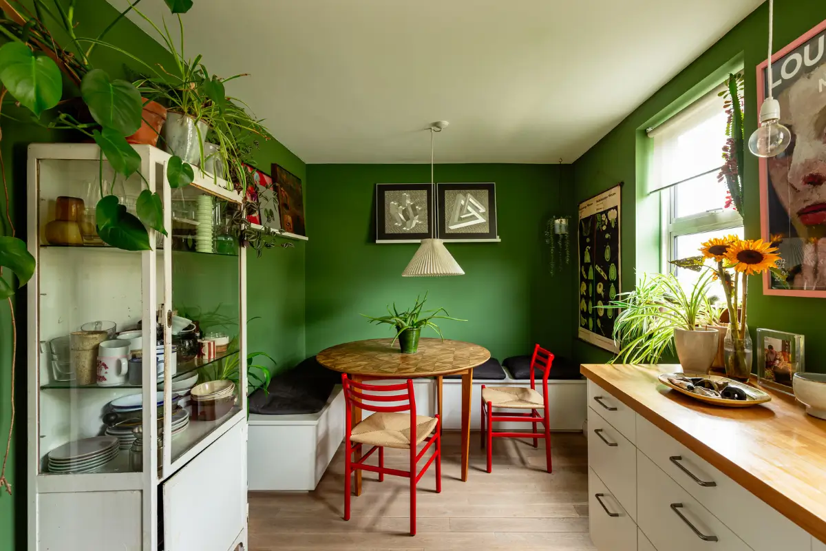 Color, Plants, and Art in a London Duplex Apartment 4 london-duplex-color-plants-art25