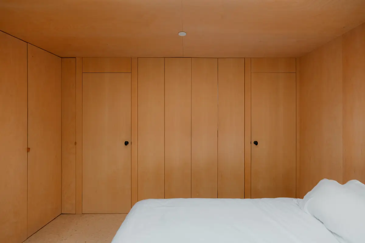A Contemporary Two-Bedroom Townhouse with a Paneled Master Suite 27 modern-architect-designed-townhouse-notting-hill-london-nordroom9