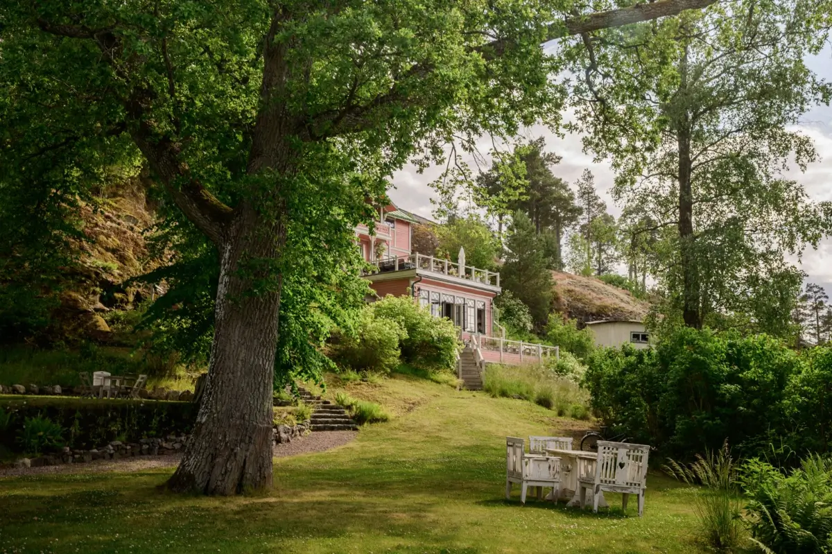 Best of 2025: Balconies and Gardens 17 pink-swedish-villa-nordroom1