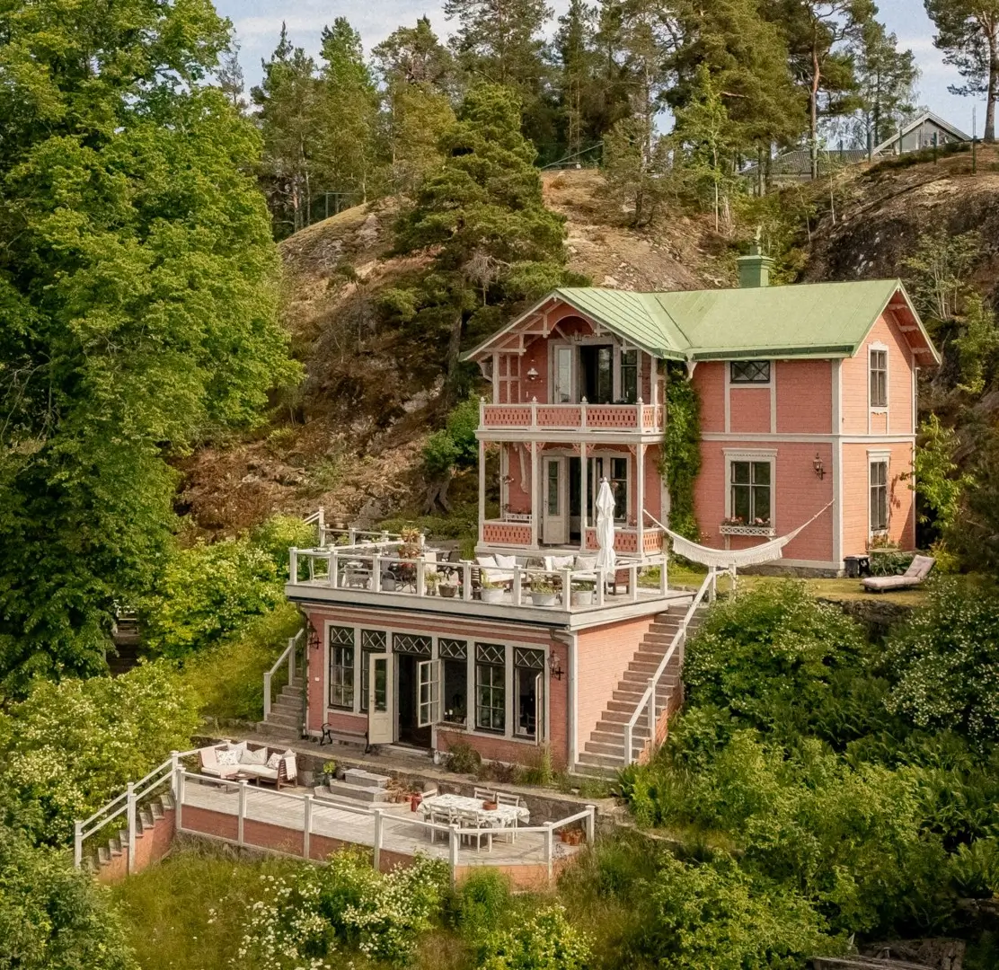 Best of 2025: Architecture 6 pink-swedish-villa-nordroom4