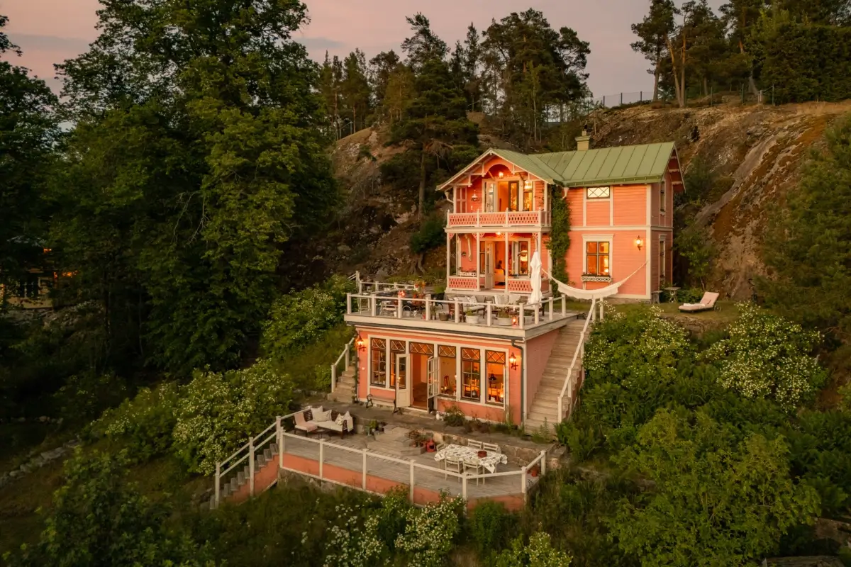 A Beautiful Pink Villa Overlooking the Stockholm Archipelago 1 pink-swedish-villa-nordroom67