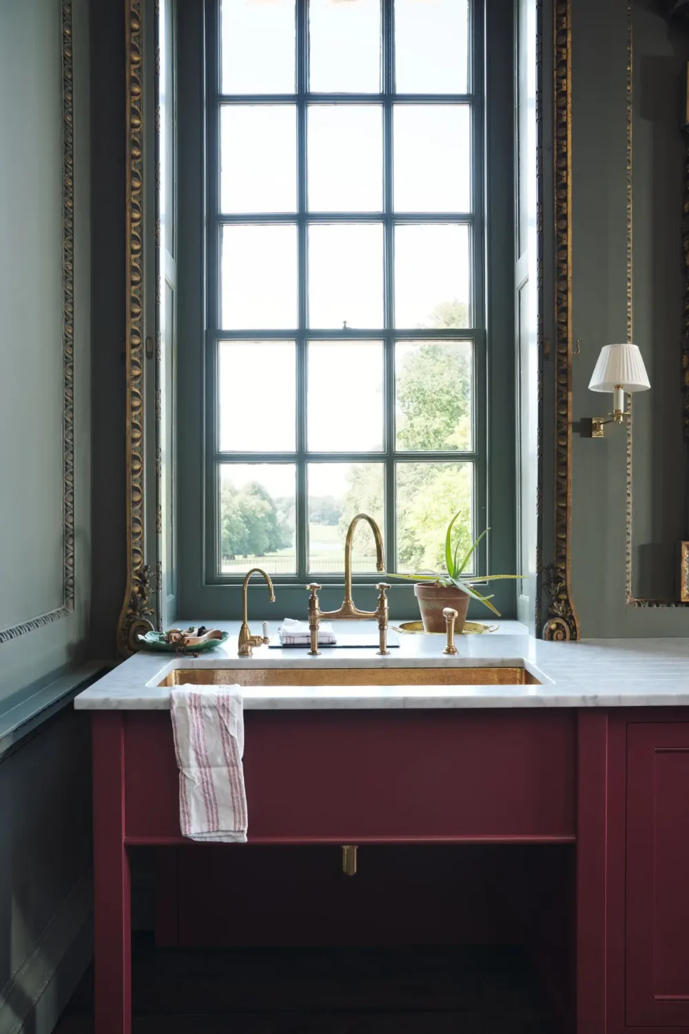 A Look Inside Raynham Hall’s New deVOL Kitchen Where Heritage Meets Modern Living 6 red-classic-english-devol-kitchen-stately-home-nordroom7