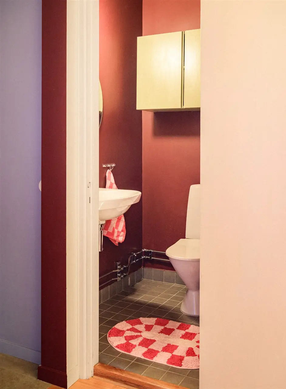 A Colorful Stockholm Family Apartment with Views of the Lake 34 red guest toilet