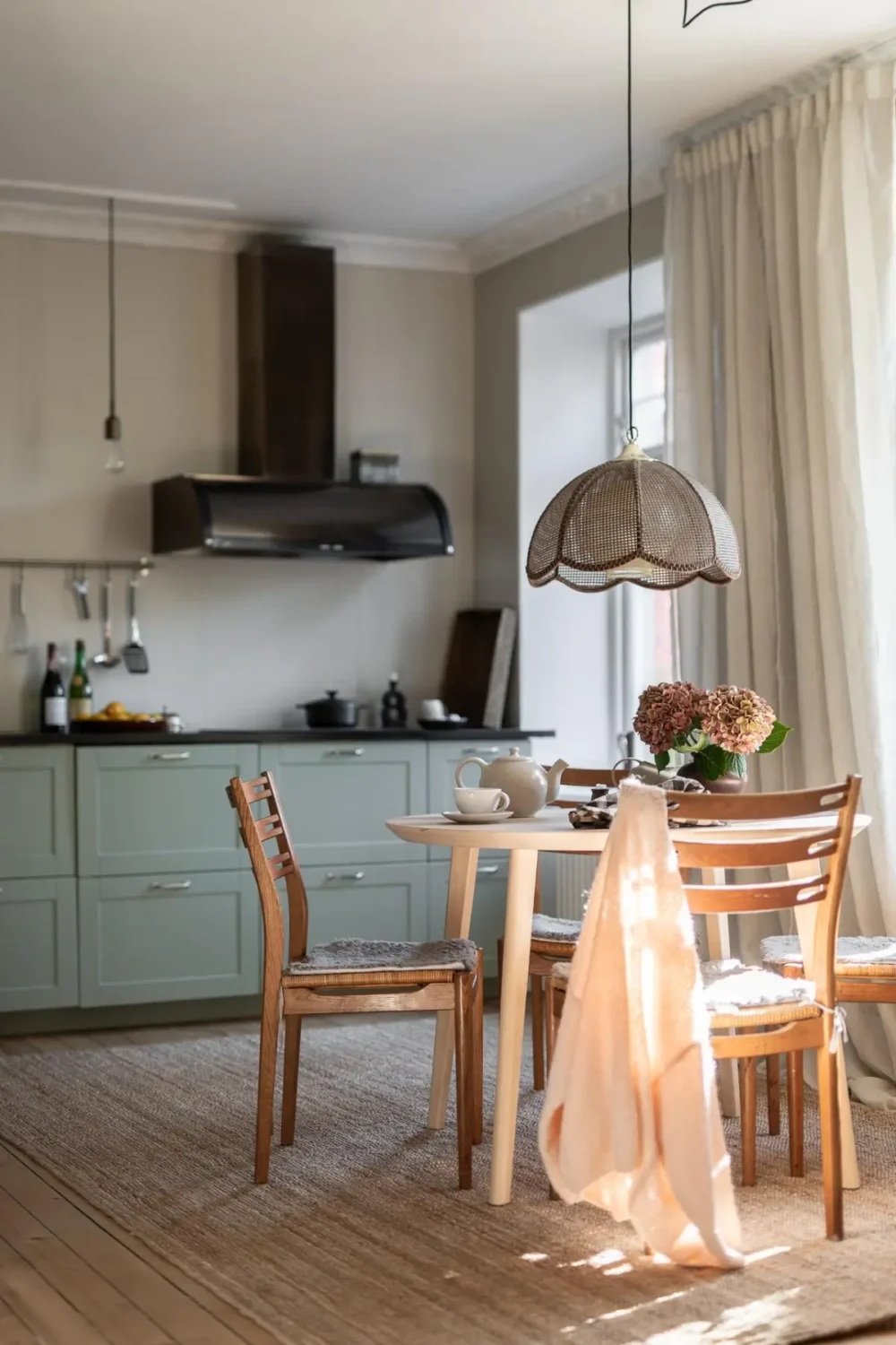 William Morris Wallpapers and Period Features in a Gothenburg Apartment 17 round kitchen table