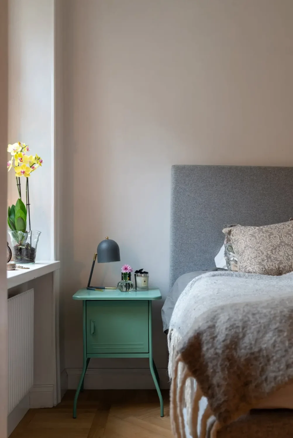 A Gray Kitchen with a Green Marble Countertop in a Small Apartment 20 small gray bedroom green nightstand