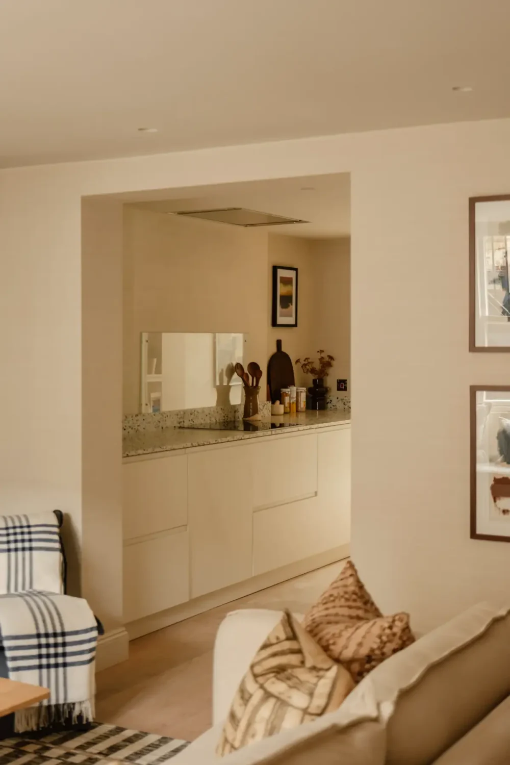A Serene Duplex Apartment with a Glass Extension in London 6 c