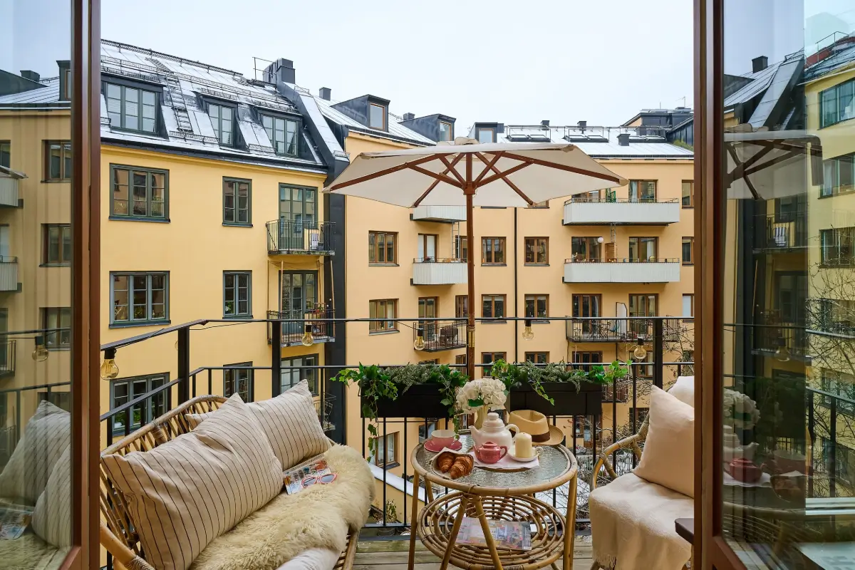 A Bright and Colorful 1930s Apartment in Stockholm 6 balcony