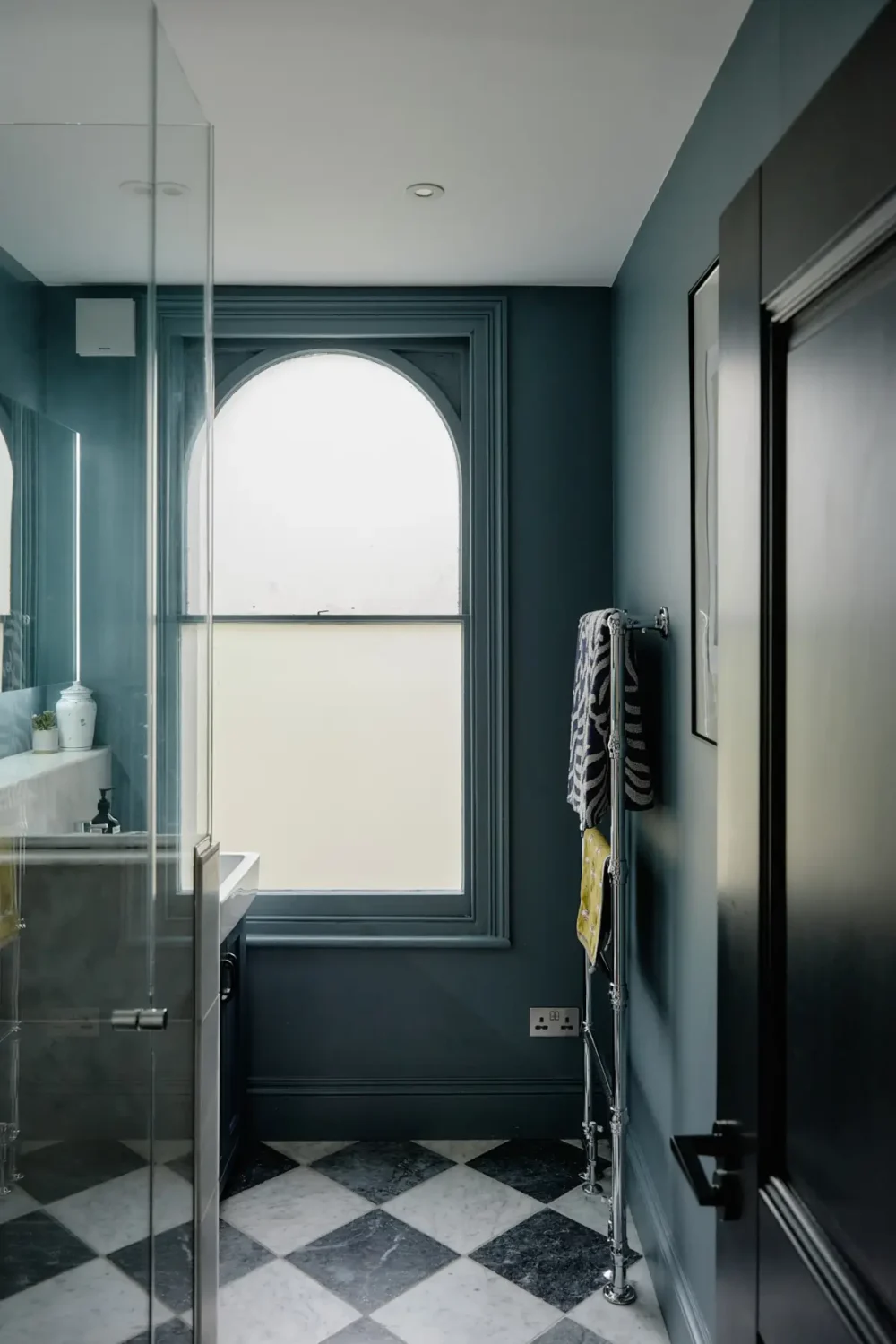 Navy-Blue Accents in a Stylish London Duplex Apartment 16 blue-tones-london-apartment-nordroom12