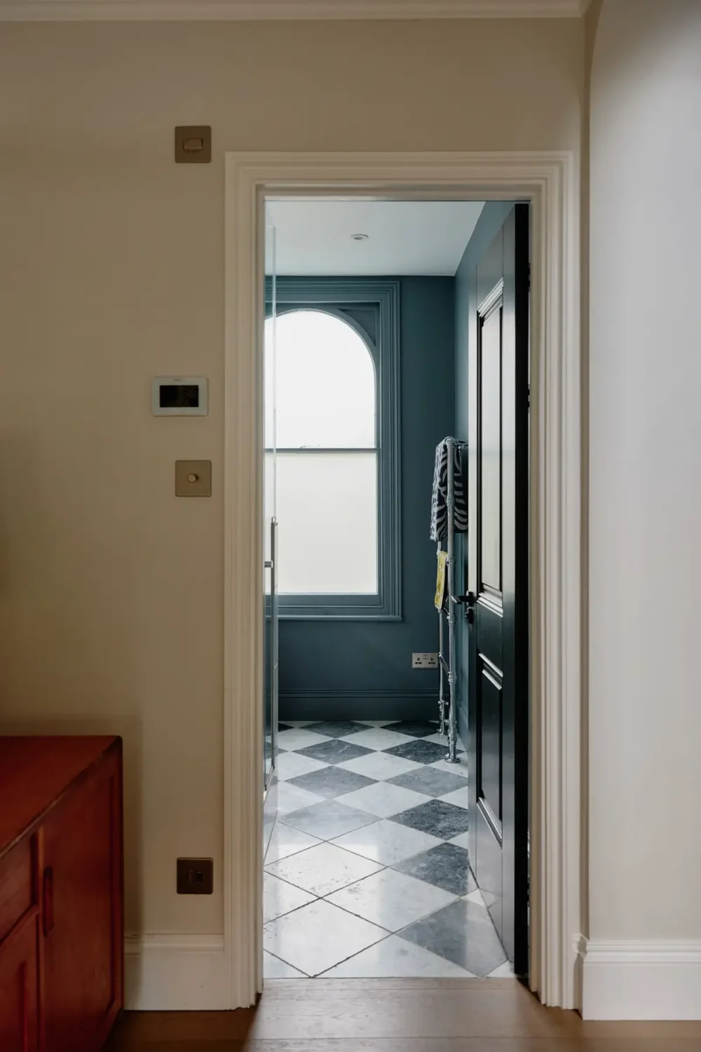 Navy-Blue Accents in a Stylish London Duplex Apartment 15 blue-tones-london-apartment-nordroom13