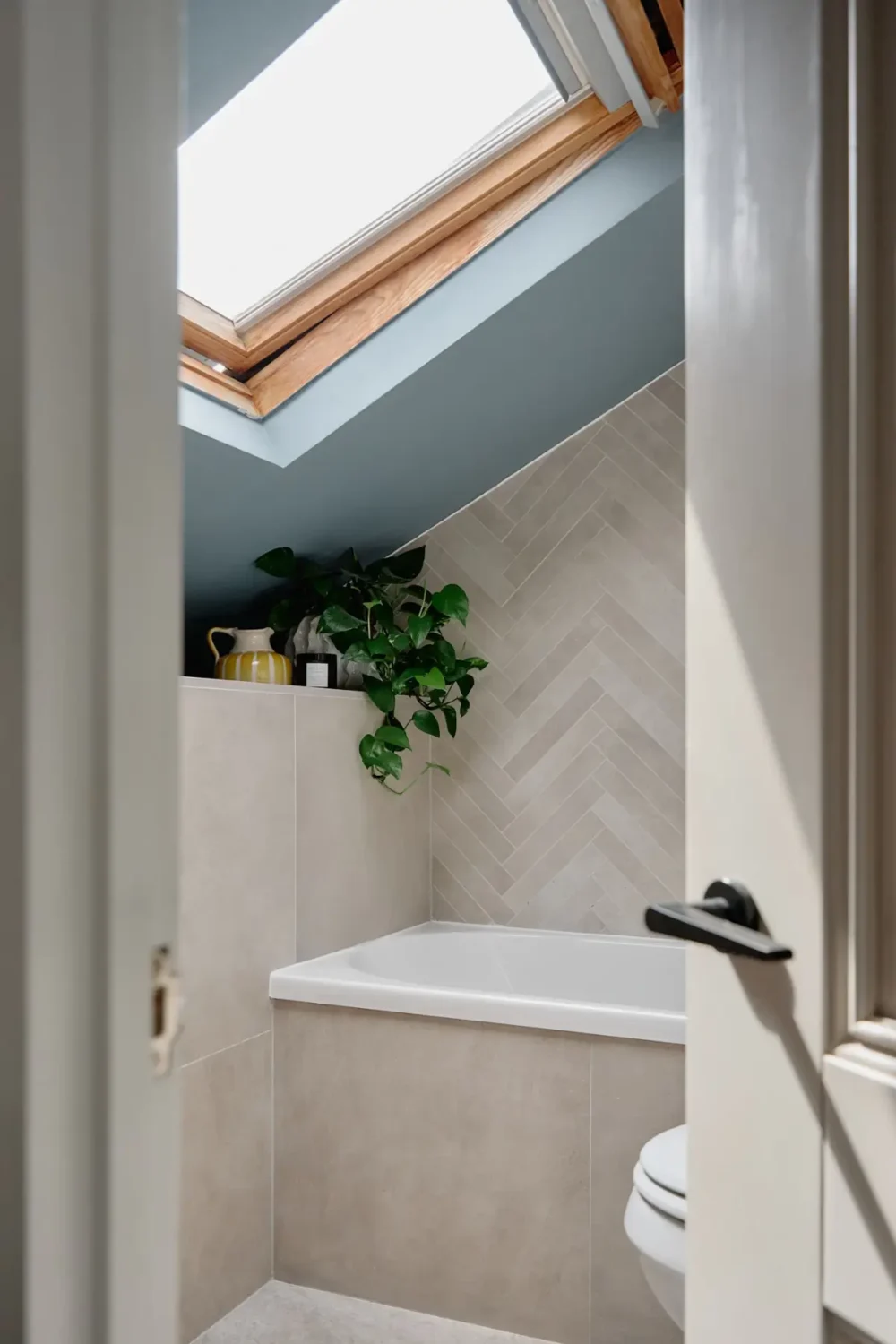 Navy-Blue Accents in a Stylish London Duplex Apartment 26 blue-tones-london-apartment-nordroom2