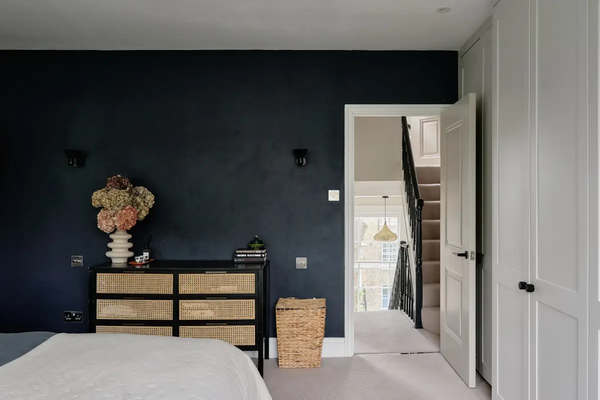 Navy-Blue Accents in a Stylish London Duplex Apartment 22 c
