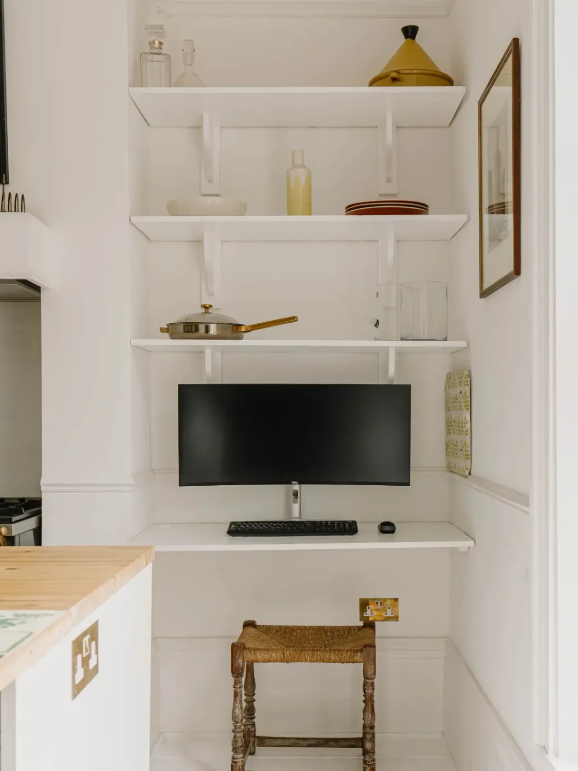 A Bright One-Bedroom Victorian Apartment in De Beauvoir 11 c