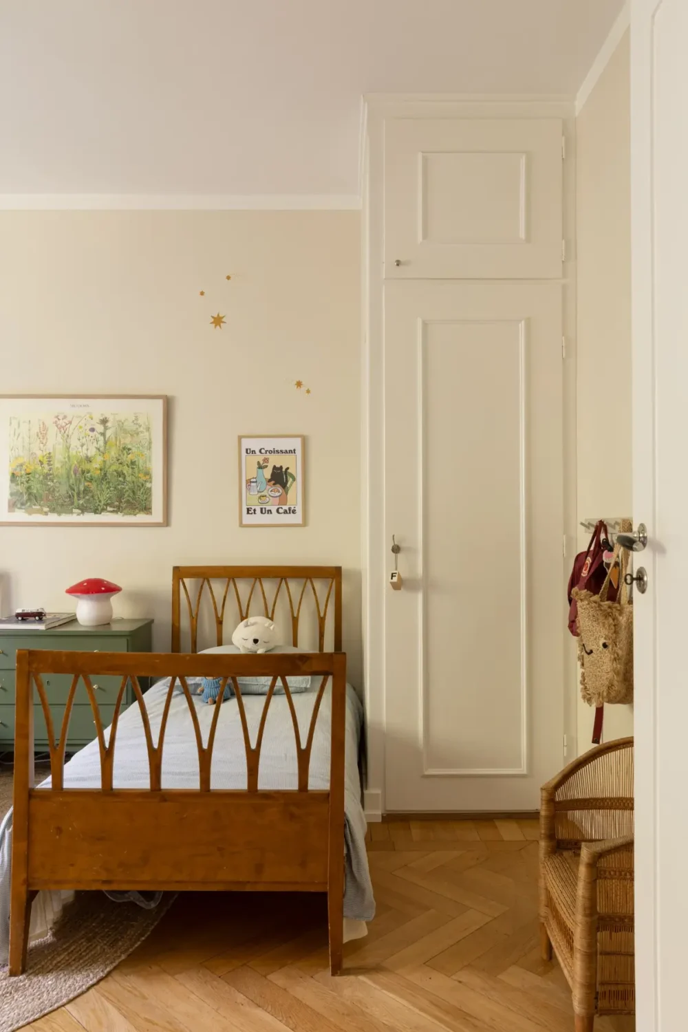 Light Colors and Large Corner Windows in a Stockholm Apartment 32 bright-light-colored-1930s-apartment-stockholm-nordroom