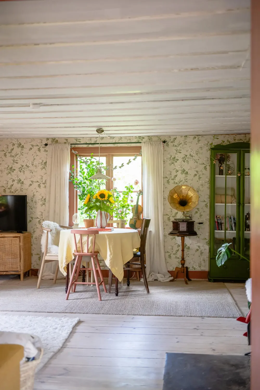 A Charming Swedish Cottage Decorated with Bold Colors and a Lush Garden 6 charming-country-holiday-cottage-sweden-nordroom36