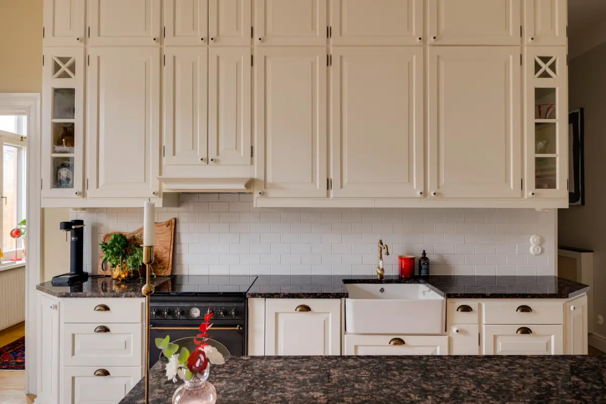 Classic Elements and Modern Comforts in an Elegant Apartment 2 classic kitchen butler sink
