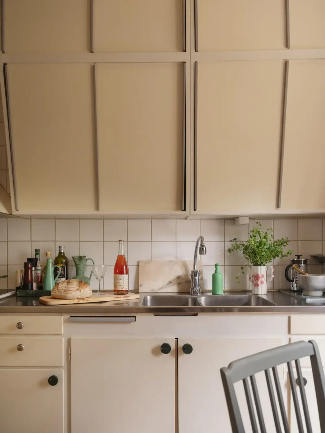A Colorful 1950s Apartment with the Original Kitchen 11 colorful-1950s-apartment-stockholm-nordroom12