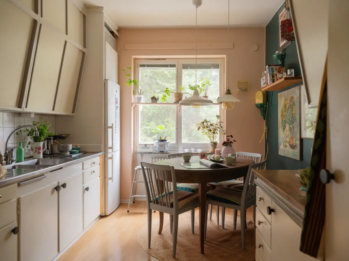 A Colorful 1950s Apartment with the Original Kitchen 9 colorful-1950s-apartment-stockholm-nordroom15
