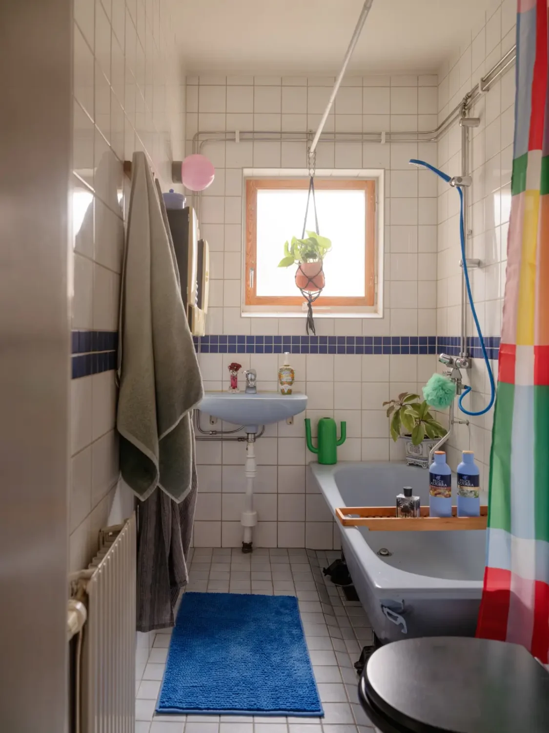 A Colorful 1950s Apartment with the Original Kitchen 15 colorful-1950s-apartment-stockholm-nordroom2