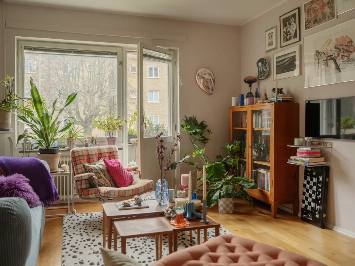 A Colorful 1950s Apartment with the Original Kitchen 4 colorful-1950s-apartment-stockholm-nordroom6